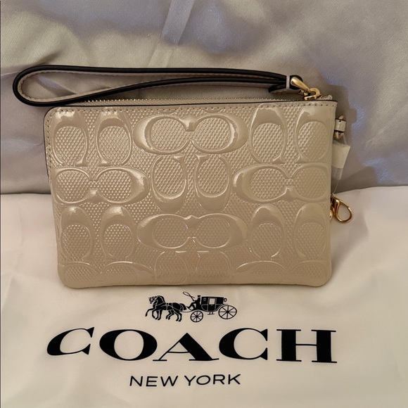 🌸 Coach NWT Chalk Corner Zip Wristlet In Signature Leather With Heart Charm - Picture 4 of 8